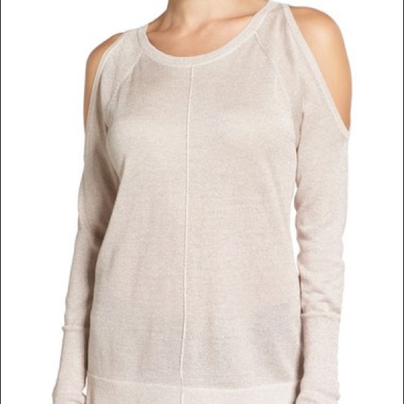 Vince Camuto Sweaters - 🆕NWT Vince Camuto Gold Cold Shoulder Top, XS
